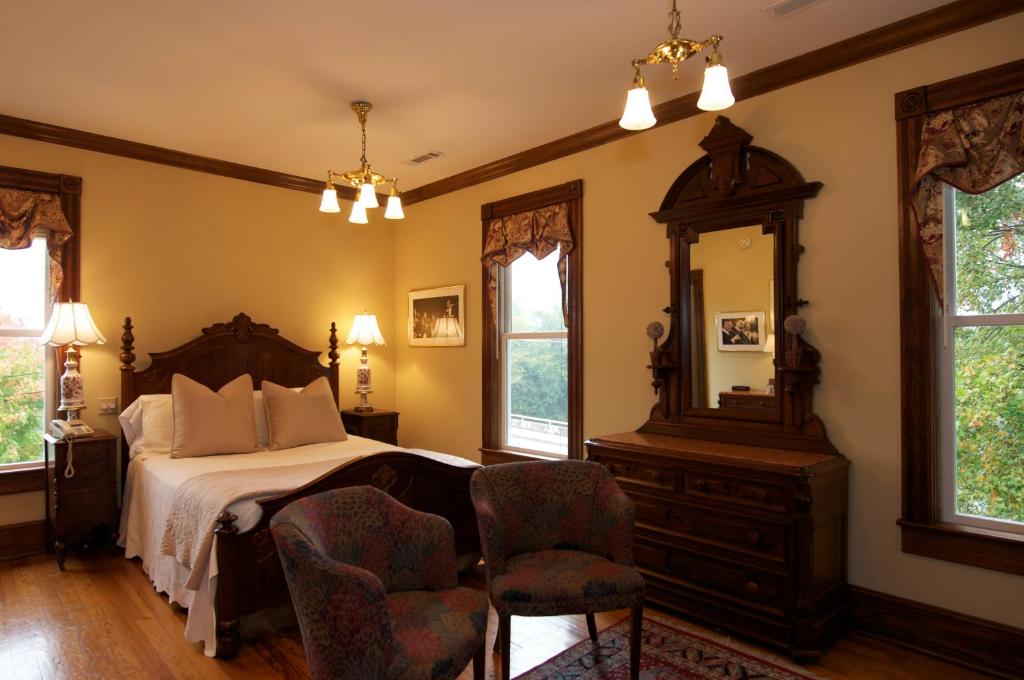 Bluff View Inn image 19